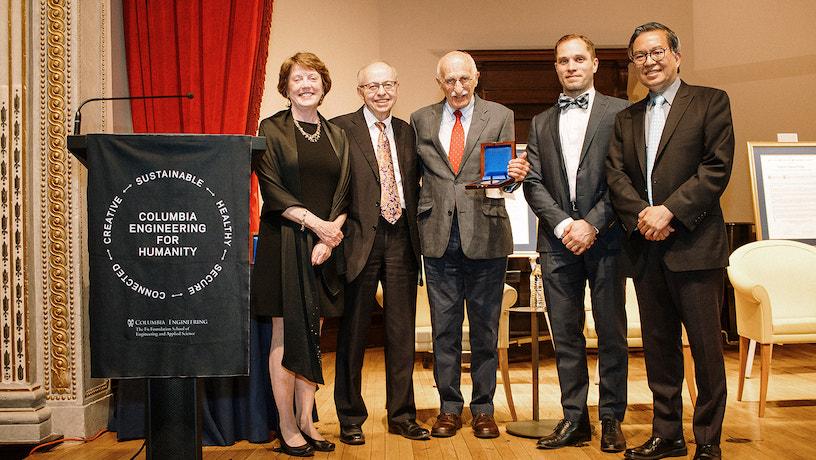 Norbert Hirschorn accepting the Michael I. Pupin Medal