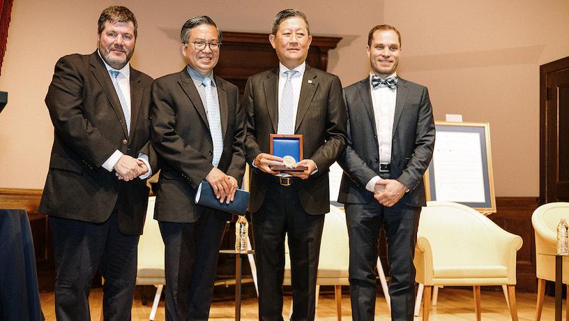Chatchai Piyasombatkul accepting the Samuel Johnson Medal 